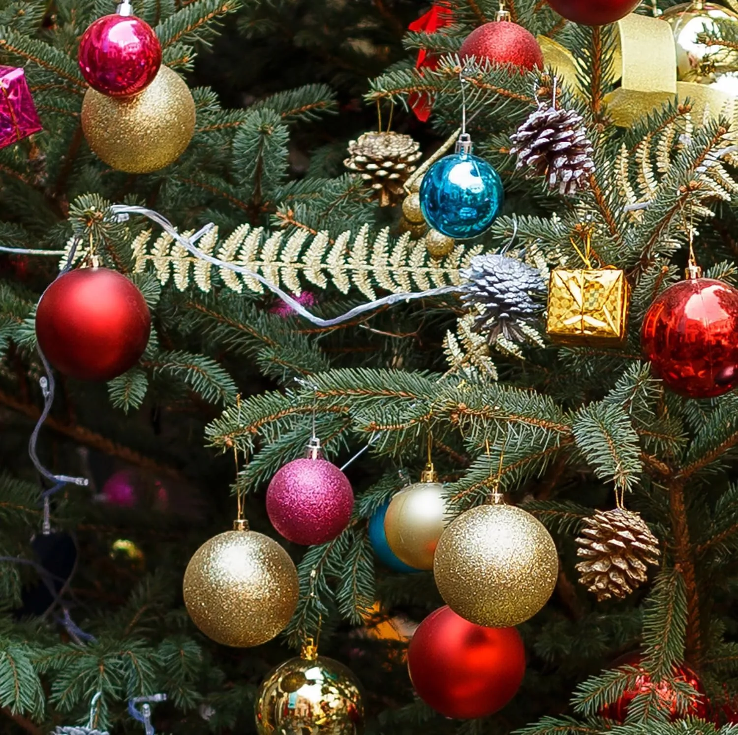 Emopeak 4Pcs Christmas Balls Ornaments for Xmas Christmas Tree - 4 Style Shatterproof Christmas Tree Decorations Hanging Ball for Holiday Wedding Party Decoration (Rose Red,4"/10CM)